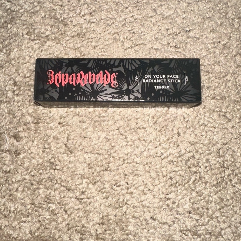 REINA REBELDE
On your Face Highlighter Stick